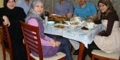  يرتدون بدلاتهم كرجال صغار  وبهمم  عالية كهمم  اقوى الرجال ، متراصون  ، متالفون ، ناجحون ،  يحبون  بعضهم  ويعشقون  الخيام