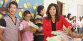 السيدة حردان توزع القرطاسية على تلامذة المدرسة الأرثوذكسية – صورة مايـا العشي – مرجعيون - أرشيف