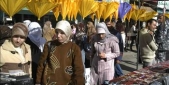 بسطة كعك وخلفها السوق 	