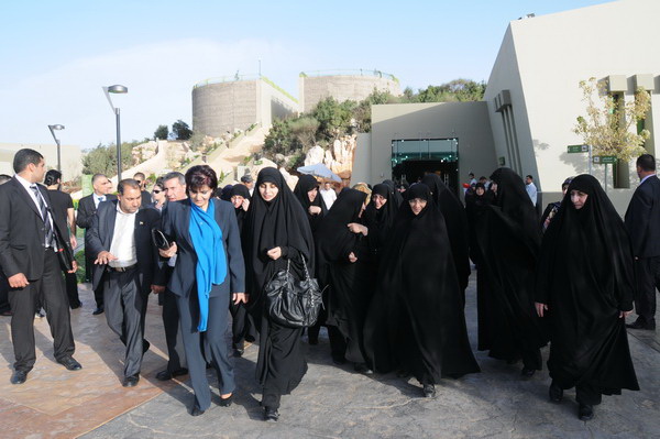 عقيلة الرئيس الايراني أعظم السادات فراحي وعقيلتي وزير الخارجية الايرانية والوزير علي عبدالله في مليتا