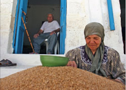 الحاجة فاطمة تحضر مؤونة الشتاء المقب<br>وبدا خلفها زوجها الحاج حسن نجدي (بلال جاويش)