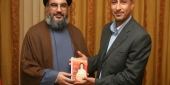رضا قشمر في صورة تذكارية مع الرئيس بشار الأسد بعد إخراج أول حلقة تلفزيونية مع المنار من إخراجه
