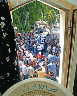 متطوّعون ونازحون يداً بيد (أرشيف ــ بلال جاويش)