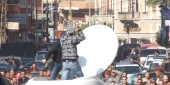 متظاهرون يحطمون سيارة البث المباشر الخاصة بقناة «الجزيرة» في ساحة النور في طرابلس ..ويحرقونها
