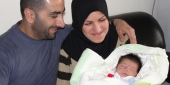 حسن سعد يطبع قبلة على جبين إبنه زكريا