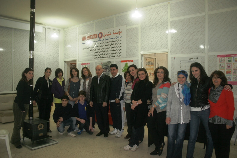 صورة تذكارية  لوفد الكوليج بروتستانت  مع رئيس مؤسسة عامل الدكتور كامل مهنا  والعاملين في مركز الخيام