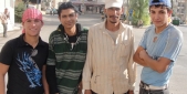 مظهر العمال السوريين، لا يعجب البعض بالتواجد في بعض ساحات البلدة أو شوارعها، يتربعون الأرض أو يقفون ينتظرون رزقهم