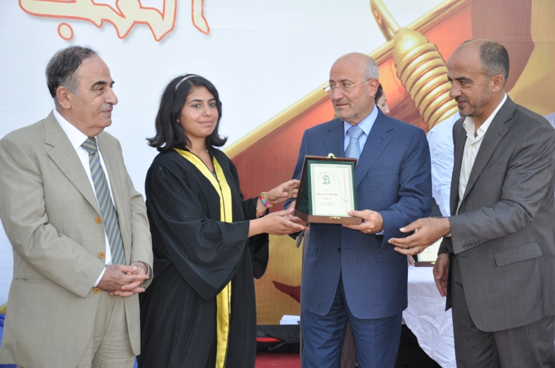 درع الى طالبة متفوقة