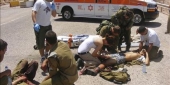 جثامين الشهداء الفلسطينيين الستة في مستشفى النجار في غزة أمس (أ ب)
