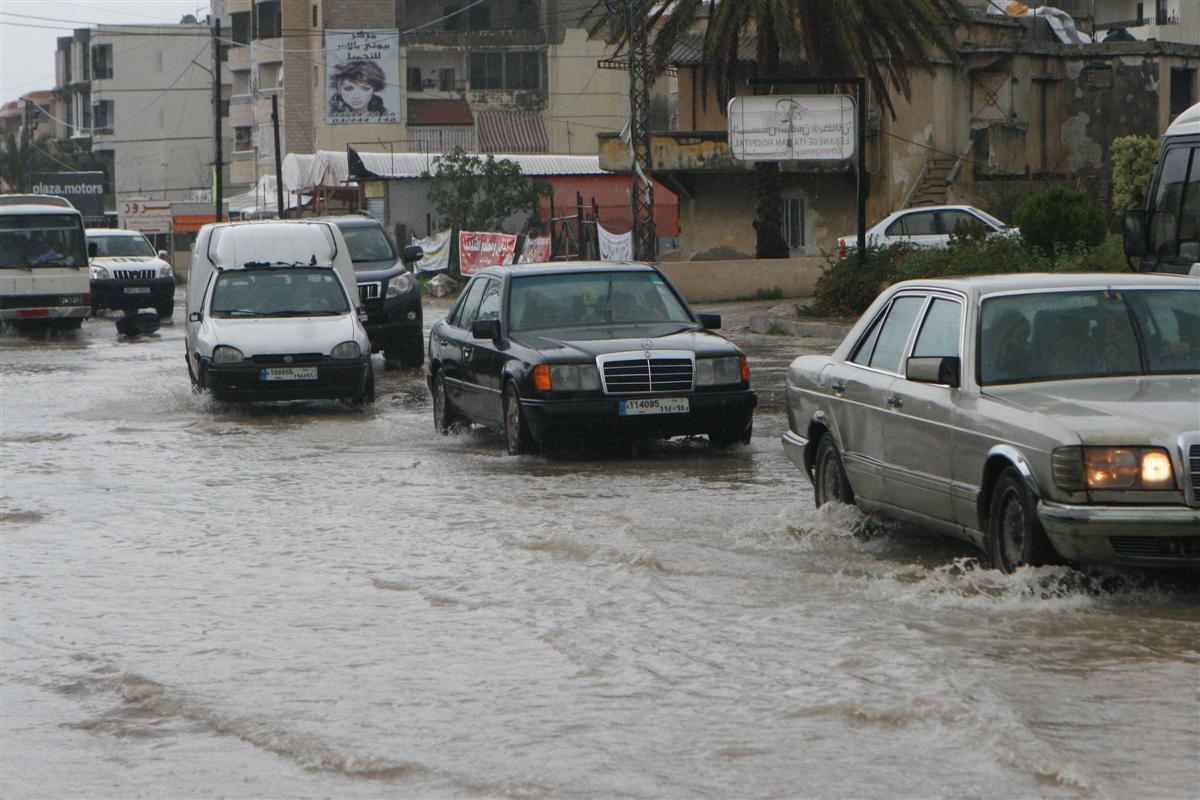 السيول أغرقت شوارع مدينة صور يوم أمس
