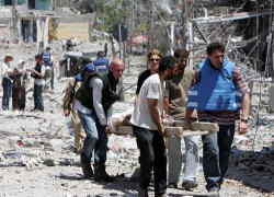 تحوّل الصحافيون إلى مسعفين في بنت جبيل يوم<br>الهدنة (أرشيف ــ وائل اللادقي)