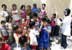 نازحات وصلن إلى مدينة صيدا في 26 تموز 2006<br>(أرشيف ــ أ ب ــ محمد الزعتري)