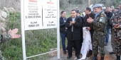 قائد القطاع الشرقي الجنرال فيرناندو جوتيررث دياث دى أوتاثو وجهاد ترمس رئيس بلدية طلوسة يوقعان التسلم والتسليم