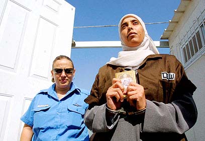 "أحلام حاملة القرآن الكريم بين يديها المكبلتين"