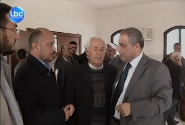 النائب قاسم هاشم متفقداً البلدة ومطلعاً على الأضرار وداعياً إلى عدم الإنجرار للفتنة