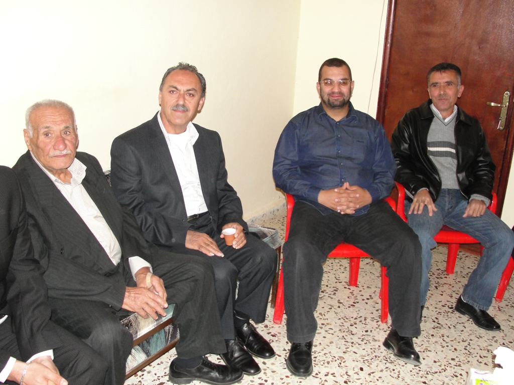 الحاج خنجر شعيب وبعض الحضور