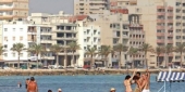 دخلت 2600 سيارة أول من أمس إلى مواقف الخيم البحرية (حسن بحسون)