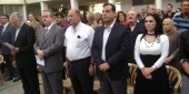 الطالبة رنا داود تتسلم شهادتها من الدكتور علي جابر بحضور الدكتور منذر أنطون