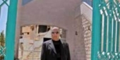 على مدخل مركز محمد طويل: سعيد الضاوي مع  السيدة عقيلته والمربّي وهبي أبو فاعور