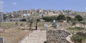 يستند سامر عبدالله إلى صك البيع الذي تملك جده بموجبه ثلاث مجموعات من الأراضي (بلال قبلان)