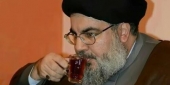 السيد نصرالله متوسّطاً إخوته الثلاثة محمد، وجعفر وحسين المعروف بـ “جهاد الحسيني”، وبجانبهم والده ووالدته