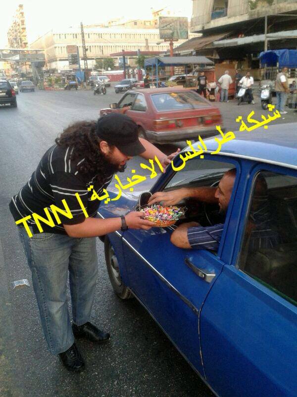 توزيع الحلوى شماتة على اوتوستراد التبانة