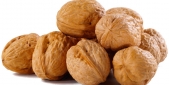 حبات الجوز صغيرة الحجم هذا الموسم (حسناء سعادة)
