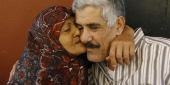 ويرتشف القهوة امام المنزل وبدت والدته