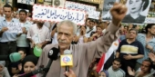 أحمد فؤاد نجم.. جنازة شعبية ونعشه على الأكف: بلّغ عمّي إمام أنّنا عملنا ثورة