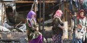 طفلة بين انقاض الخيمة المحترقة
