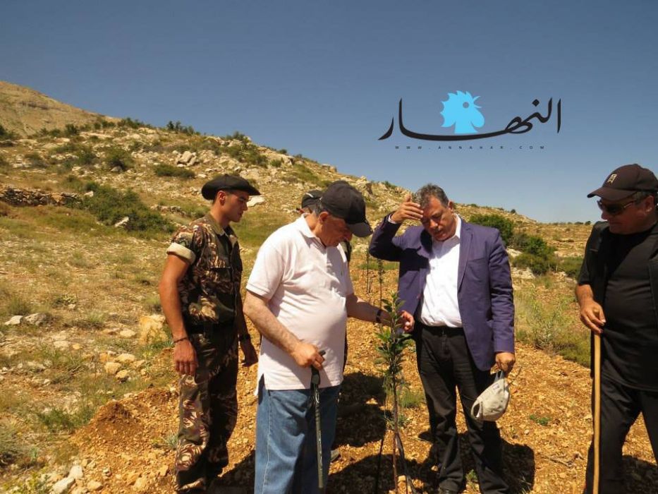 الكردينال بشارة الراعي يتفقد اراضي الديمان بـالجينز
