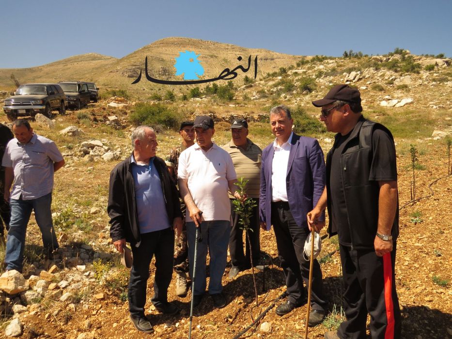 الكردينال بشارة الراعي يتفقد اراضي الديمان بـالجينز