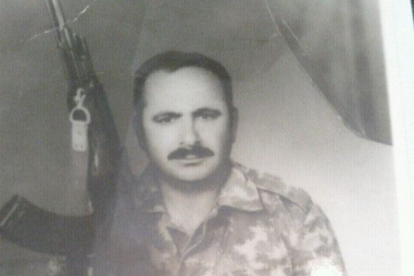 لفتني حينها وجود صورة قديمة (تعود إلى مطلع السبعينات) للمقاوم "أبو علي حلاوي" أكدت وفاء هذا المسنّ لمن استبسل دفاعاً عن أرضه