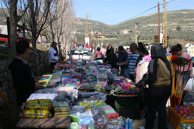 بسطات وزبائن في سوق الخان (طارق ابو حمدان)