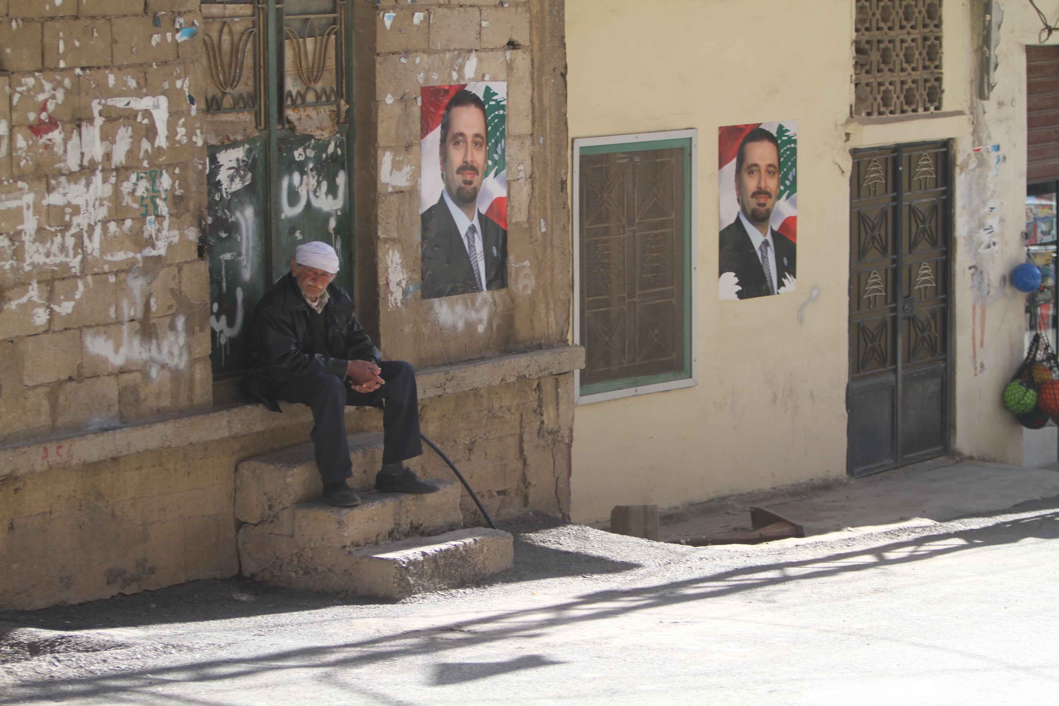 مسنّ من شبعا يجلس امام منزله
