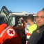 عناصر الصليب الاحمر والدفاع المدني يخرجون الجريح من السيارة