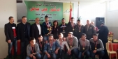 النائب علي فياض ورئيس الاتحاد علي الزين يقدمان درعاً لرئيسة المنطقة التربوية في محافظة النبطية نشأت الحبحاب
