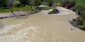 نفايات بجانب مجرى النهر (عدنان طباجة)