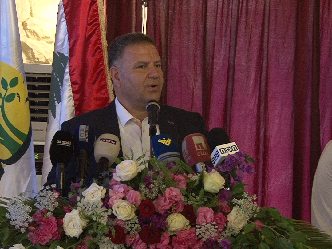 الوزير محمد المشنوق يتفقد فريق نزع الالغام في وادي الحجير