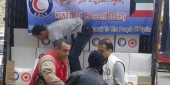 نازح سوري ينقل حصته على دراجته النارية