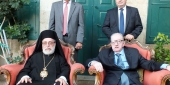 المكرم غبريل يتسلم أيقونة سيدة صيدنايا من المطران كفوري - صورة ادوار العشي – مرجعيون