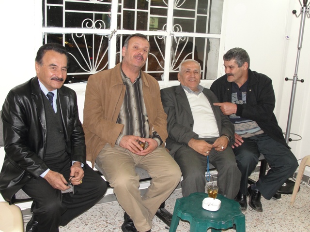 عزت ضاوي على يمين الصورة ممازحاً عدداً من مخاتير الخيام