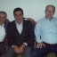 المختار أبو رشاد (إلى يسار الصورة)