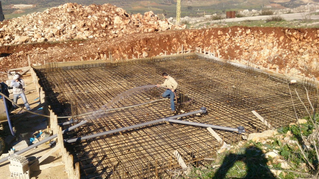3- أعمال صب أساسات بلوك أ و ب، الأساسات عبارة عن قاعدة واحدة حيث يمكنها تحمل أوزان كبيرة ومقاومة للزلازل مع تمديد قسا