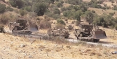 خلال سحب الالية المعطوبة من المزارع (طارق أبو حمدان)