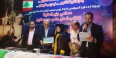  الوزير علي حسن خليل يقدم شهادة تقدير لاحد الطلاب