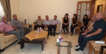 صورة البقاعي رفعت أمام منزل العائلة