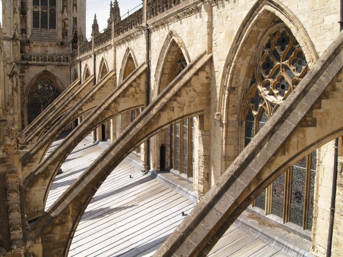 تُظهر الصورة مثالًا عن (الدعاماتِ الطائرة – (Flying Buttresses