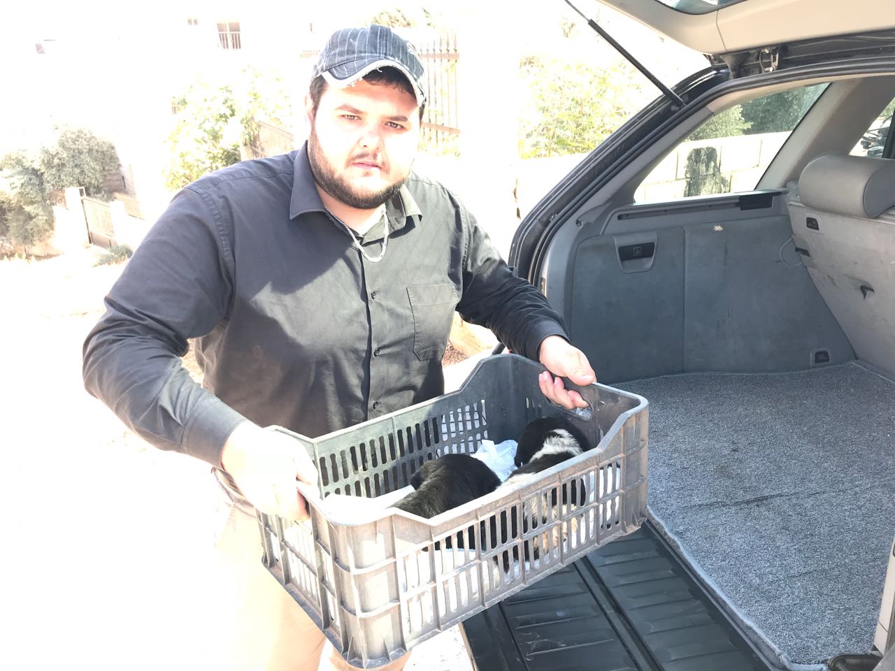 الناشط  علي نصّار بعد أن أنقذ الجروين في الخيام وقبل أن يسلّمهما لجمعية تهتم بالرفق بالحيوان