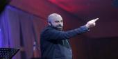 هشام حداد في عرضه المسرحي الكوميدي بمنطقة جبيل